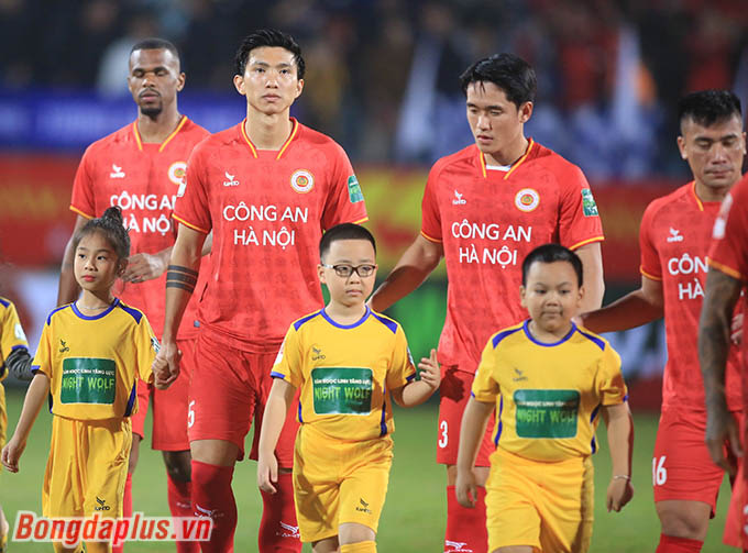 CLB Công an Hà Nội sở hữu dàn sao "khủng", với những tên tuổi từng dự U20 World Cup 2017 như Đoàn Văn Hậu, Huỳnh Tấn Sinh