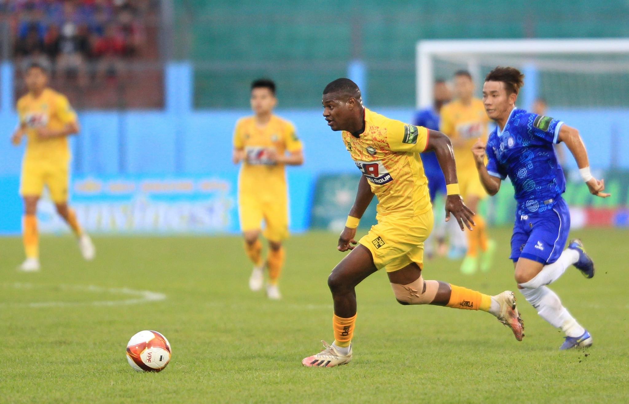 Bruno đánh đầu màn trở lại V.League bằng bàn thắng đẳng cấp giúp Thanh Hóa đánh bại Khánh Hòa trên sân khách - Ảnh: Quốc An 
