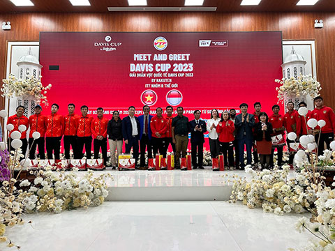 BTC tặng quà lưu niệm cho tuyển Việt Nam, Indonesia và đoàn Trọng tài quốc tế