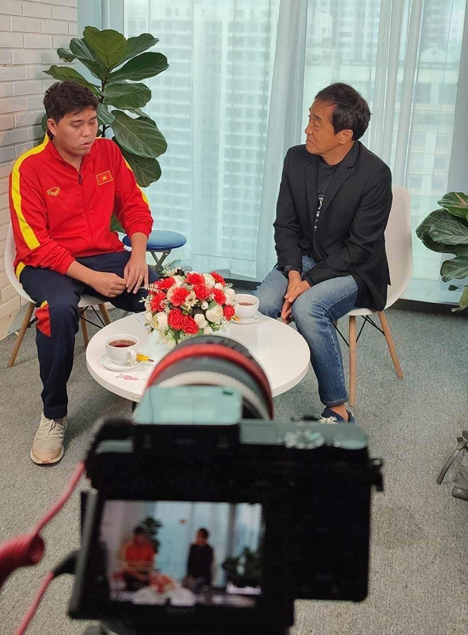 Trợ lý Lee Young Jin trong một cuộc trò chuyện với phóng viên Bongdaplus 