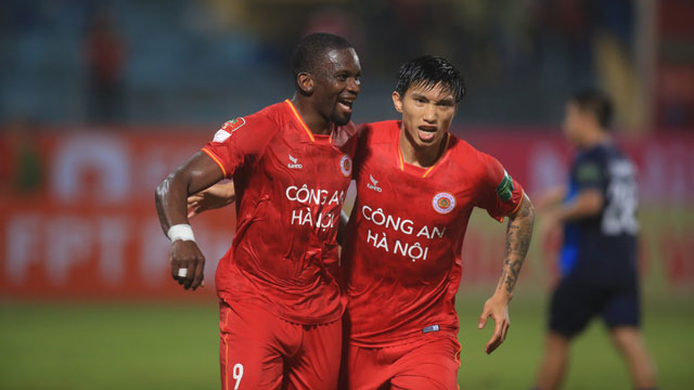 Tsoumou (trái) đóng góp 3 bàn trong chiến thắng 5-0 của CLB Công an Hà Nội trước Bình Định ở ngày ra quân	Ảnh: MINH TUẤN