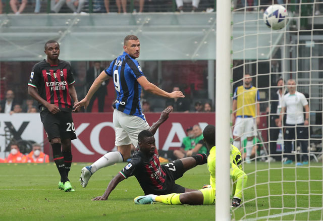 Inter (giữa) sẽ tận dụng Milan đang khủng hoảng để vượt qua đối thủ