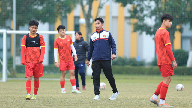 HLV Hoàng Anh Tuấn và các học trò đang tập trung tại Trung tâm đào tạo bóng đá trẻ Việt Nam 	Ảnh: ĐỨC CƯỜNG
