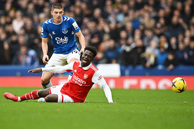 Arsenal của Saka (dưới) đã gục ngã trước Everton sau chuỗi trận thăng hoa ở Premier League 2022/23