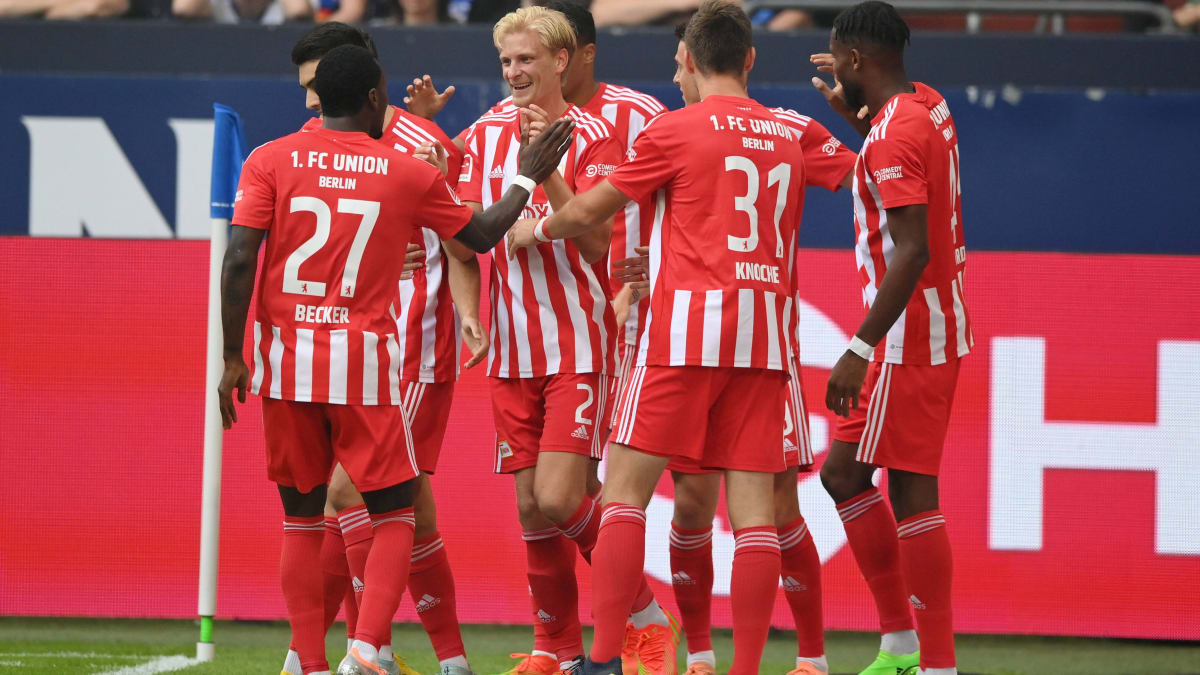 Niềm vui sướng tột độ của các cầu thủ Union Berlin sau khi đánh bại Mainz để tạm thời vươn lên dẫn đầu BXH Bundesliga 