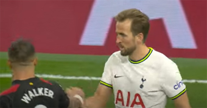 Walker tới bắt tay chúc mừng Kane khi trận đấu kết thúc