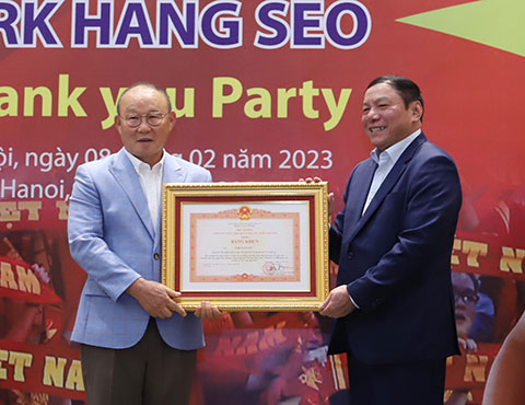Bộ trưởng Nguyễn Văn Hùng trao Bằng khen của Thủ tướng Chính phủ cho HLV Park Hang Sen vì thành tích xuất sắc giành HCV SEA Games 31.