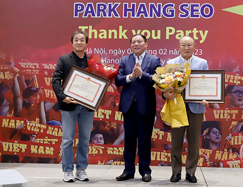 Bộ trưởng Nguyễn Văn Hùng trao Bằng khen của Bộ VH-TT-DL cho HLV trưởng Park Hang Seo và Trợ lý Lee Young Jin.