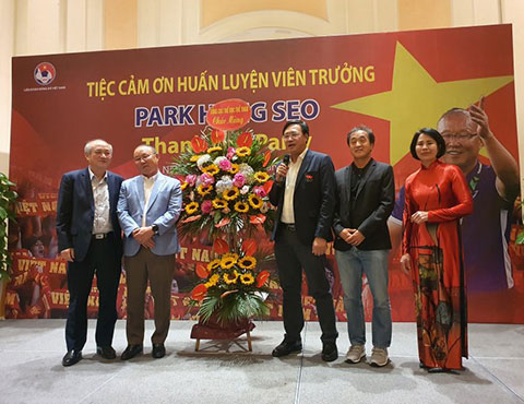 Lãnh đạo Tổng cục TDTT chúc mừng những thành tích của HLV Park Hang Seo và trợ lý khi làm việc tại các ĐTQG Việt Nam