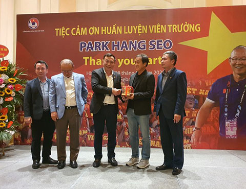 Chủ tịch VFF Trần Quốc Tuấn tặng quà lưu niệm cho HLV Park Hang Seo và trợ lý Lee Yong Jin