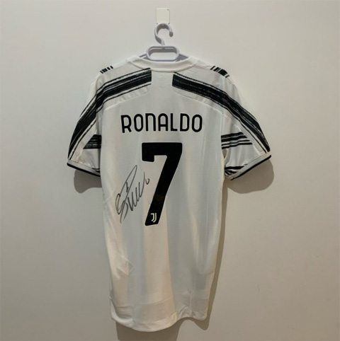 Áo đấu có chữ ký của Ronaldo được bán đấu giá để gây quỹ từ thiện