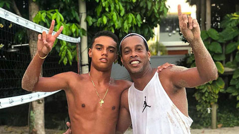 Con trai Ronaldinho chuẩn bị gia nhập Barca