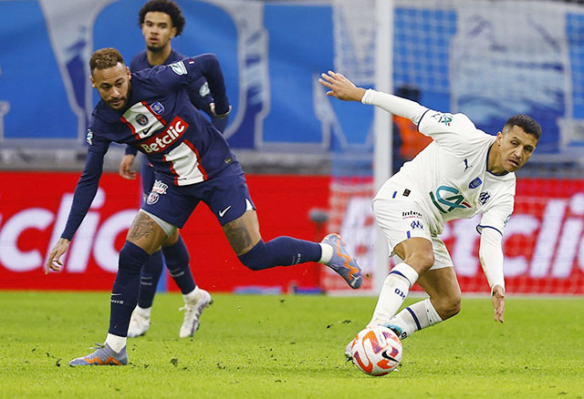 Neymar (trái) thất thế trước Alexis Sanchez cũng là hình ảnh chung của PSG trước Marseille ở trận đấu vừa qua