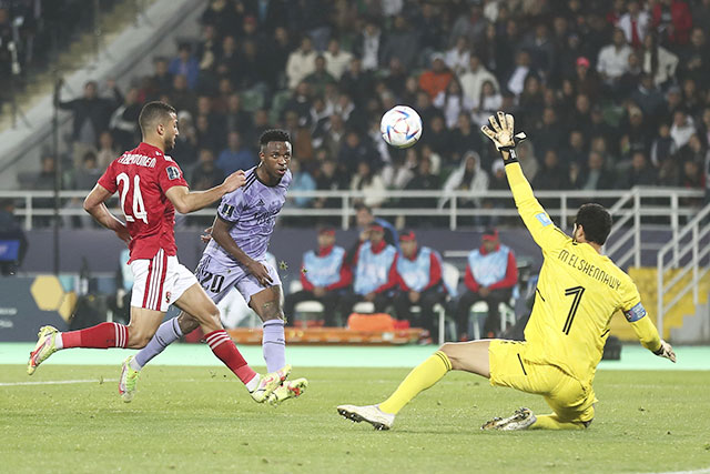 Vinicius (giữa) xé lưới Al Ahly để cán mốc bàn thắng thứ 50 cho Real Madrid