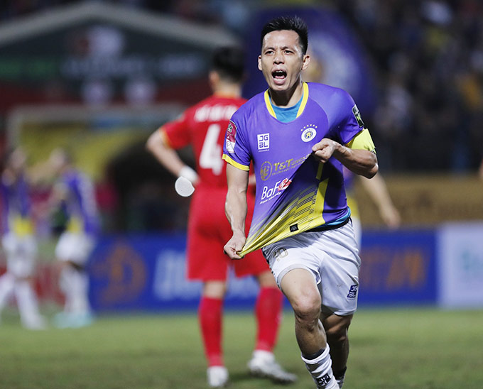 Anh tỏa sáng với cú đúp bàn thắng ở giai đoạn cuối trận, giúp Hà Nội FC thắng 2-0 CLB Công an Hà Nội