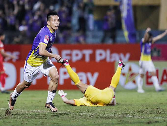 Hà Nội FC khẳng định vị thế đội vô địch với cú đúp của Văn Quyết 