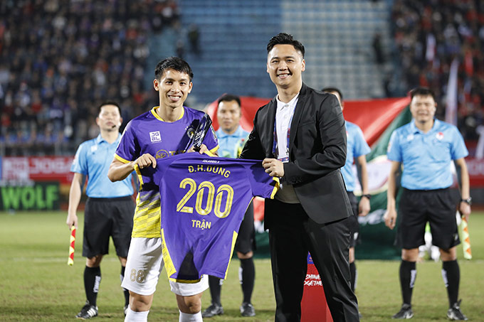 Đỗ Hùng Dũng kỷ niệm tròn 200 trận chơi cho Hà Nội FC 