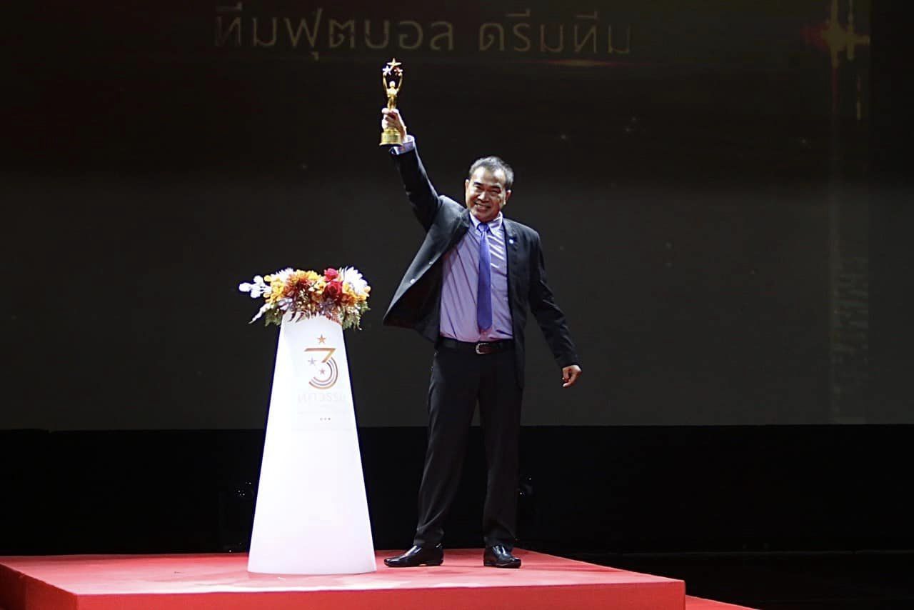 Chukiat nhận thay giải thưởng cho Kiatisak ở Thái Lan 