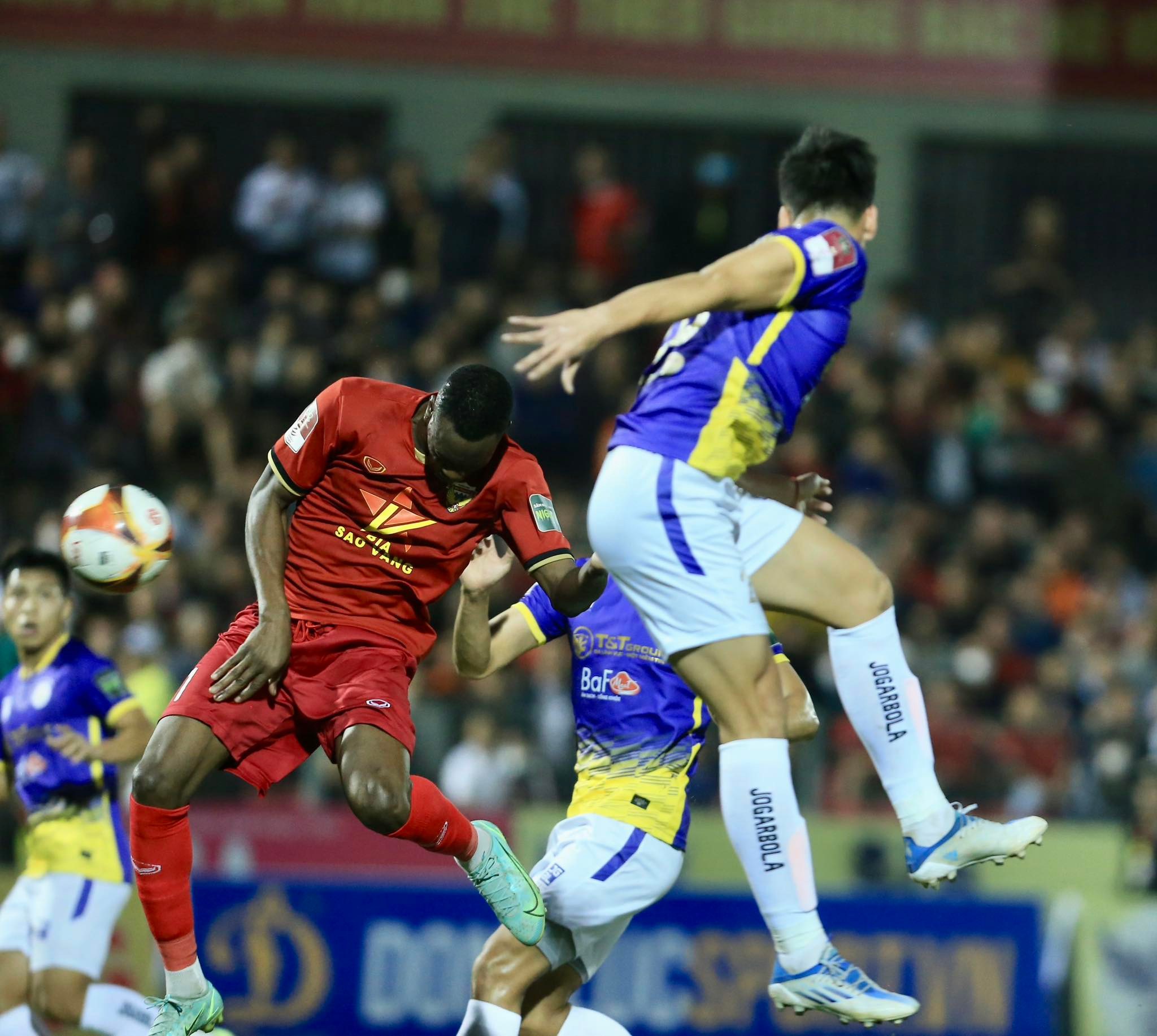 Diallo đánh đầu mở tỷ số cho Hà Nội FC - Ảnh: Đức Cường 