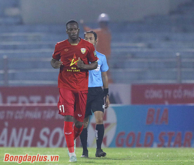 Ngoại binh Diallo có bàn thắng mở tỷ số cho Hồng Lĩnh Hà Tĩnh ở phút 11 của trận đấu 