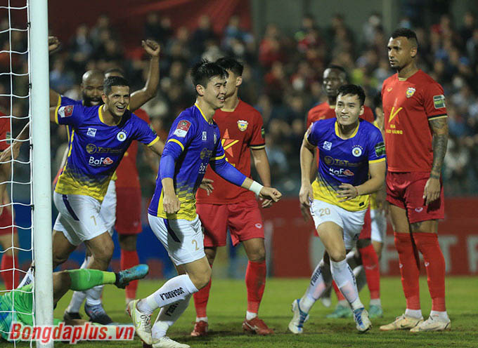 Người anh em cọc chèo của Văn Quyết là Duy Mạnh cũng lập công trong trận đấu mà Hà Nội FC thắng chung cuộc 3-2 
