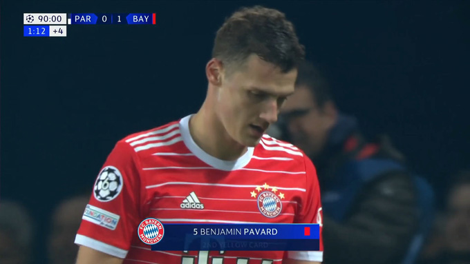 Pavard nhận thẻ đỏ ở những phút cuối và suýt khiến Bayern mất lợi thế