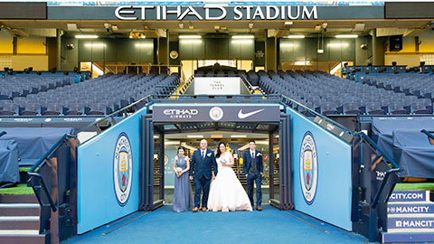Muôn kiểu kết hôn trên sân vận động