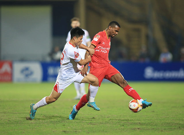 Cầu thủ Công An Hà Nội (phải) chật vật đi bóng trước Viettel - Ảnh: Minh Tuấn