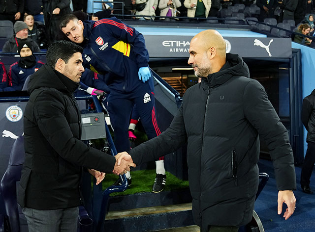 HLV Arteta (trái) của Arsenal tâm phục khẩu phục trước tài xoay chuyển tình thế của Pep Guardiola