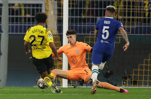 Adeyemi của Dortmund (trái) bứt phá thần tốc vượt qua Enzo trước khi hạ gục thủ thành Kepa của Chelsea