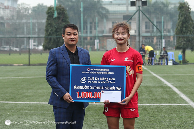 Cầu thủ Hồng Yêu (45, Hà Nam) nhận giải thưởng từ nhà tài trợ Cafe De Măng Đen
