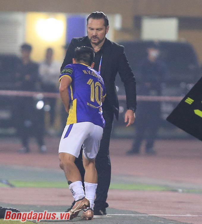 HLV Popov bên phía Thanh Hóa và đội trưởng Văn Quyết của Hà Nội FC bắt tay sau trận đấu 