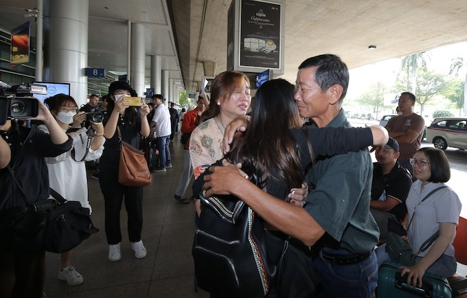 Cha của Huỳnh Như cũng rất xúc động khi chào đón con gái trở về sau 6 tháng xa nhà. Ảnh: Quốc An