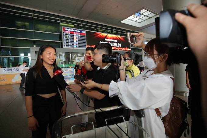 Động đảo giới truyền thông đã chờ đón Huỳnh Như ngay tại sân bay. Ảnh: Quốc An