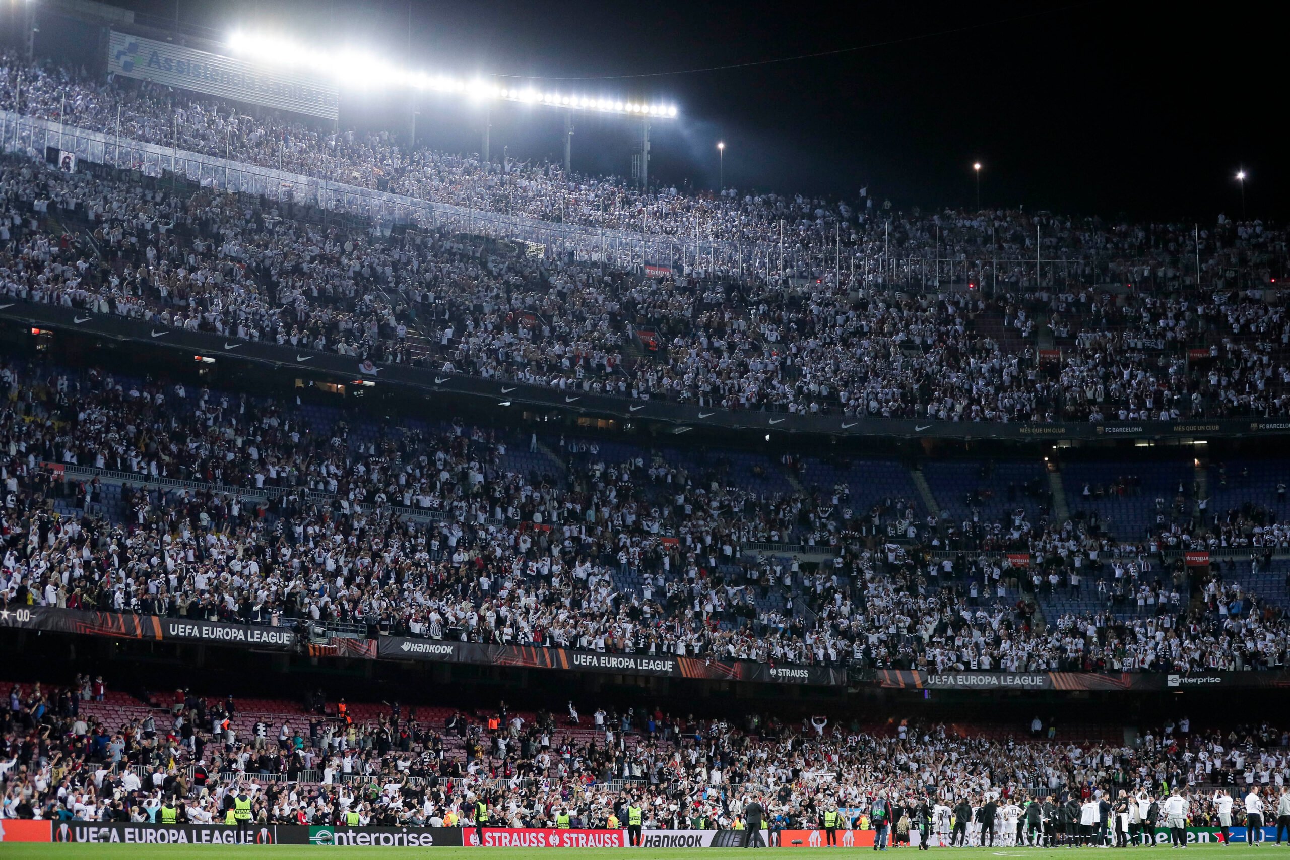 Hình ảnh một Camp Nou trắng toát màu áo đấu của Frankfurt khiến Laporta và Barca sợ hãi