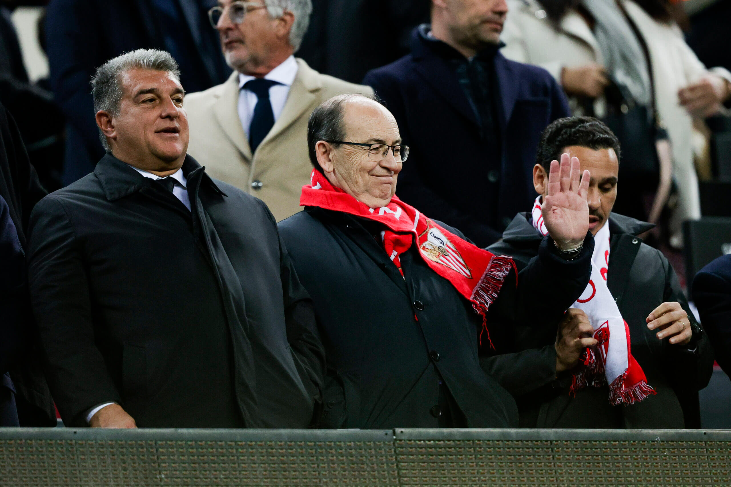 Chủ tịch Sevilla là Pepe Castro và phó chủ tịch Jose Maria del Nido Carrasco đã đeo khăn quàng cổ của CLB đến Camp Nou 