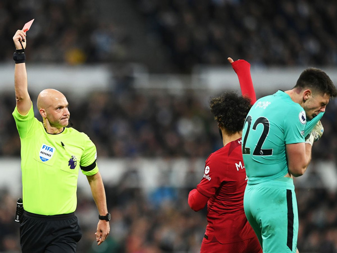 Thủ môn Nick Pope nhận thẻ đỏ ở phút 22 trận đấu Newcastle vs Liverpool