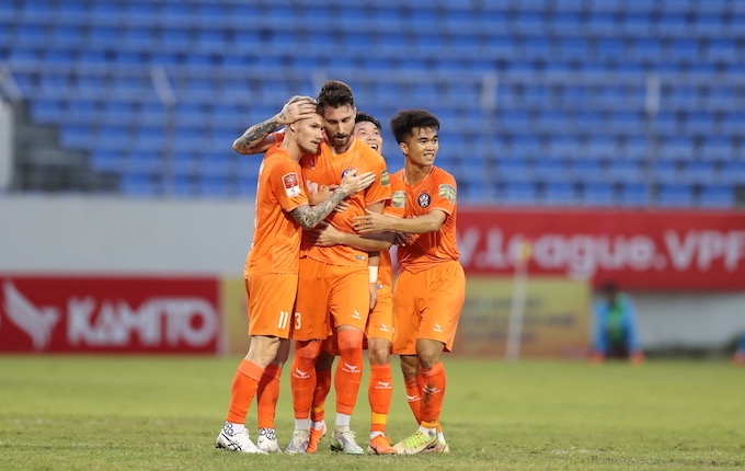 Niềm vui của cầu thủ SHB Đà Nẵng khi ghi bàn vào lưới Bình Định, nhưng vẫn chưa thể giúp họ có trận thắng. Ảnh: Hải Nam