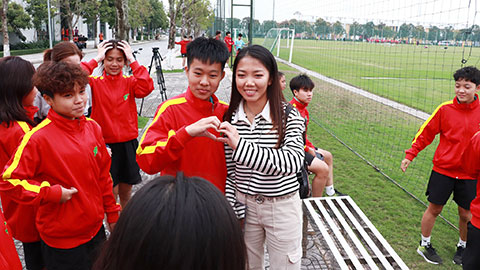 Huỳnh Như tới sân cổ vũ đội bóng cũ