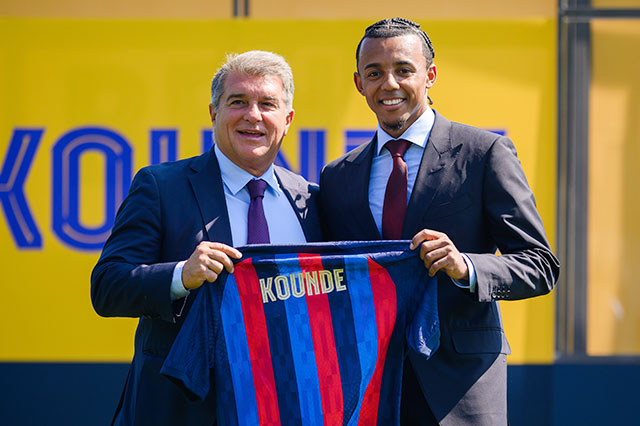 Hồi đầu mùa, lãnh đạo Barca từng không đăng ký được trung vệ Jules Kounde (phải) vì giới hạn mức lương