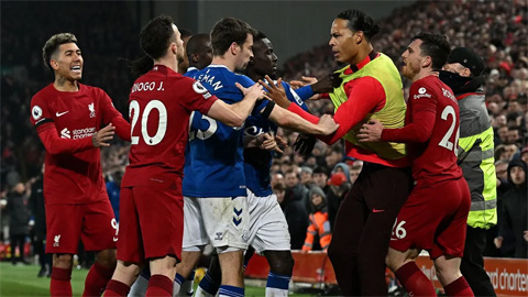 Everton và Liverpool bị phạt vì ẩu đả ở derby Merseyside