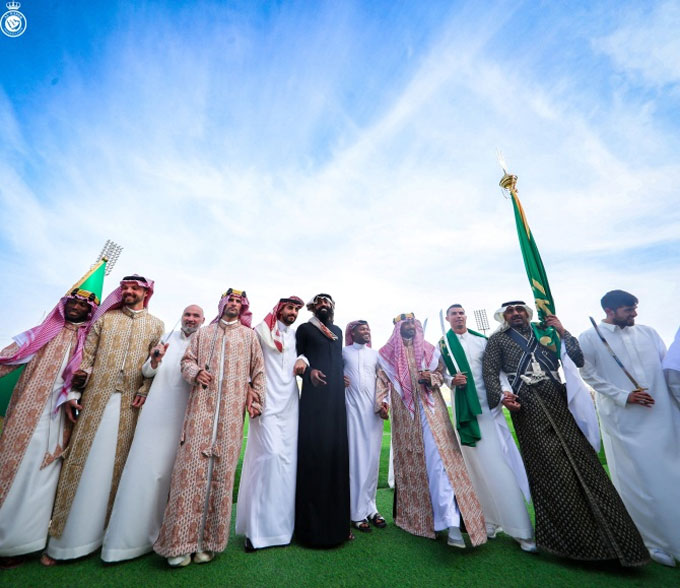 Ronaldo trông cực ngầu khi diện trang phục truyền thống của Saudi Arabia