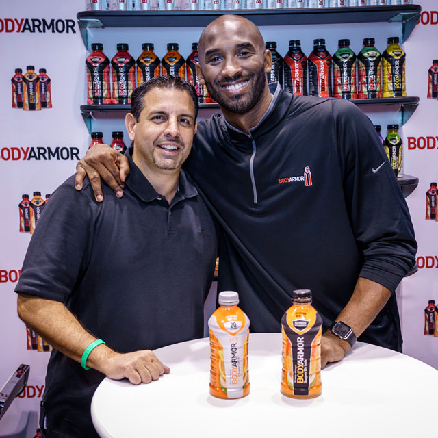 Kobe Bryant (phải) đã đầu tư vào BodyArmour từ năm 2014, và gia đình ông đã thu về 400 triệu USD sau khi Coca-Cola mua lại nhãn hàng này