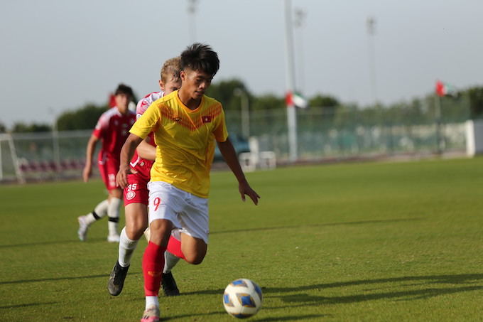 Tiền đạo Quốc Việt đi bóng trước cầu thủ Dubai City FC. Ảnh: Phan Hồng 