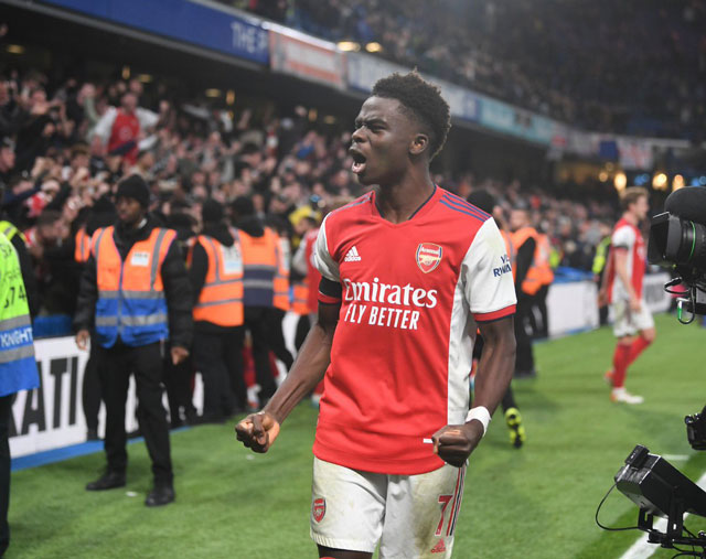Saka ăn mừng đầy cảm xúc sau khi ghi bàn cho Arsenal