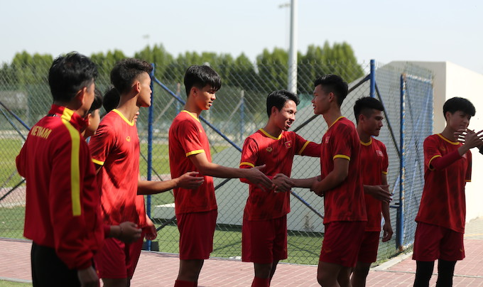 HLV Hoàng Anh Tuấn cùng các cầu thủ bắt tay chào tạm biệt 7 cầu thủ về nước. Ảnh: Phan Hồng