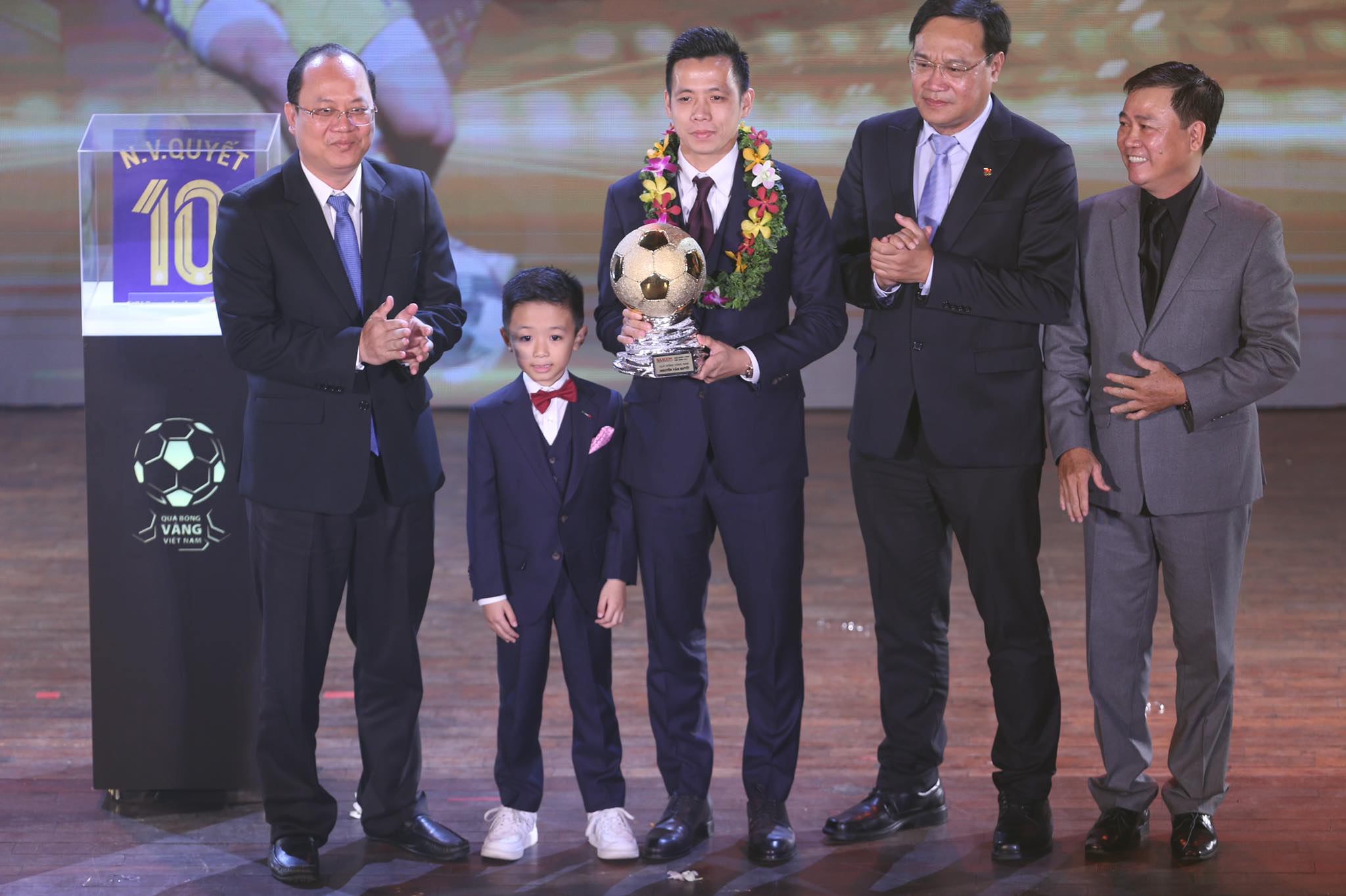 Văn Quyết nhận danh hiệu Quả bóng Vàng nam Việt Nam 2022