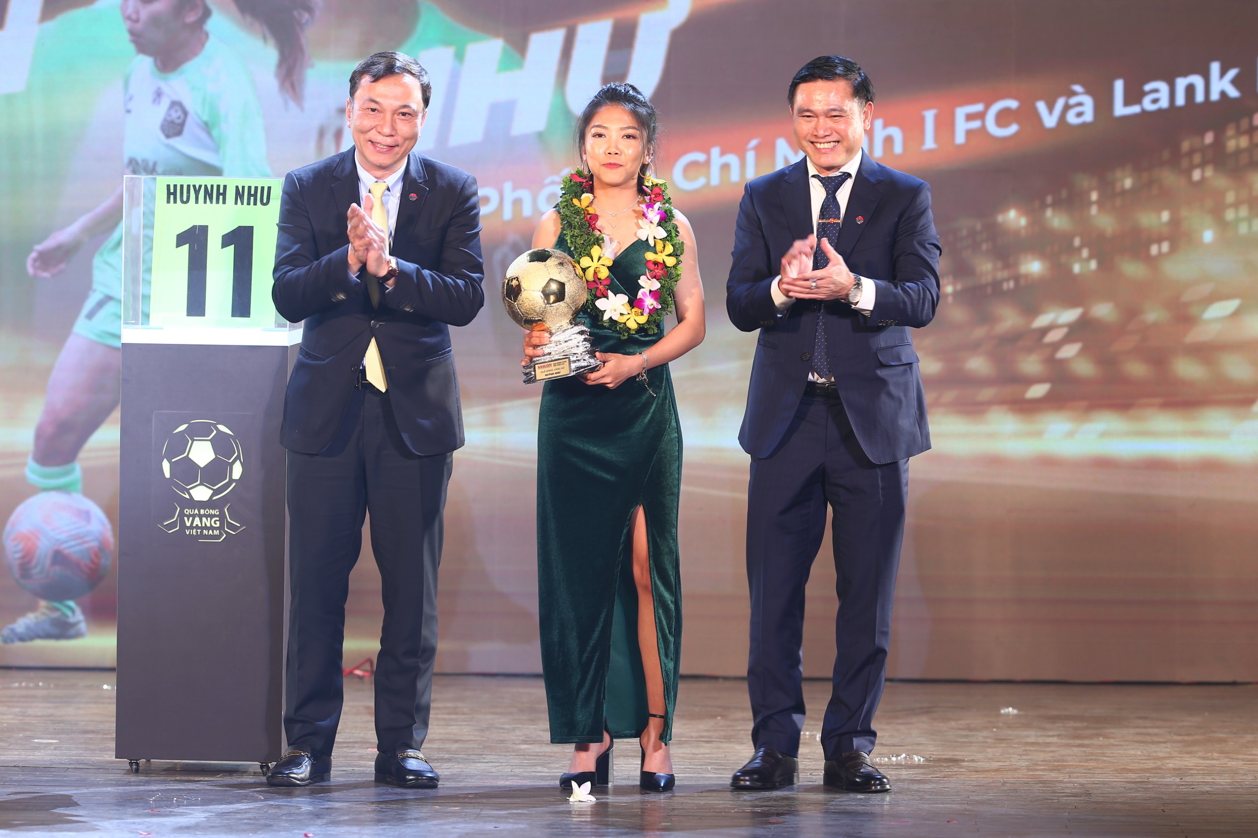 Huỳnh Như rơm rớm nước mắt khi phá kỷ lục nhận Quả bóng vàng nữ Việt Nam 