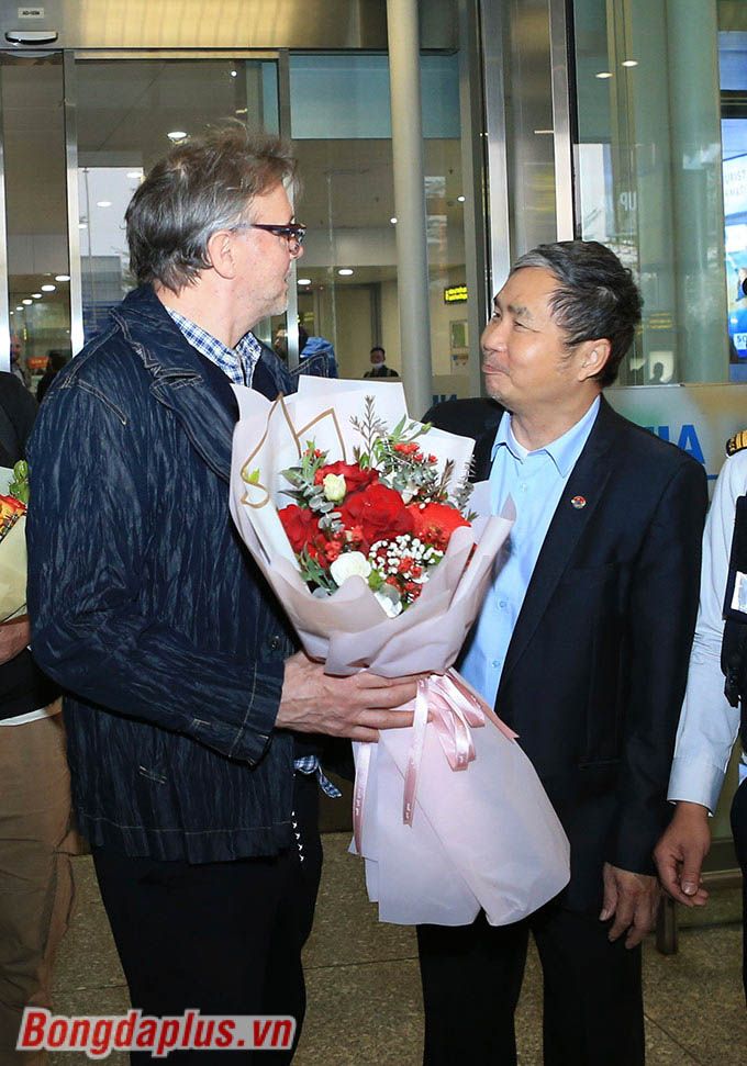 Tổng thư ký VFF - Dương Nghiệp Khôi chào mừng HLV Troussier trở lại Việt Nam - Ảnh: Đức Cường