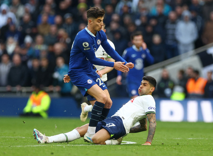 Romero (phải) thi đấu đầy hiệu quả ở trận Tottenham vs Chelsea